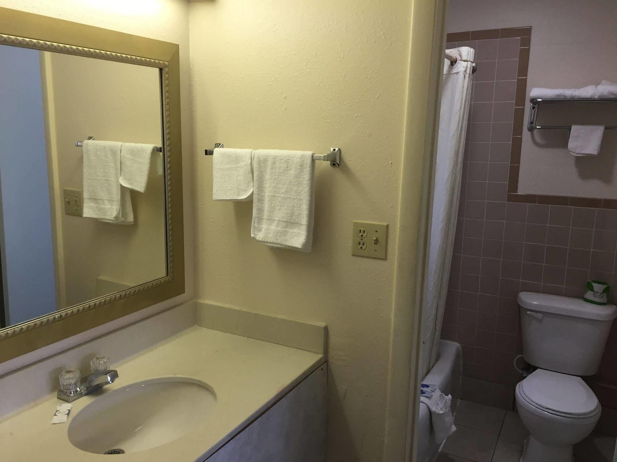 Economy Inn St. James Экстерьер фото